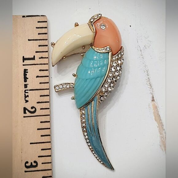 Unsigned Vintage Colorful Enamel, Lucite and Rhinestone Toucan Brooch - damage - Picture 2 of 7